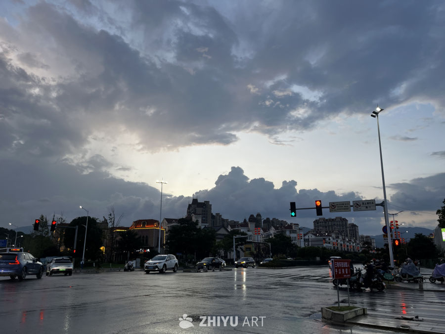 雨后黄昏的城市街景