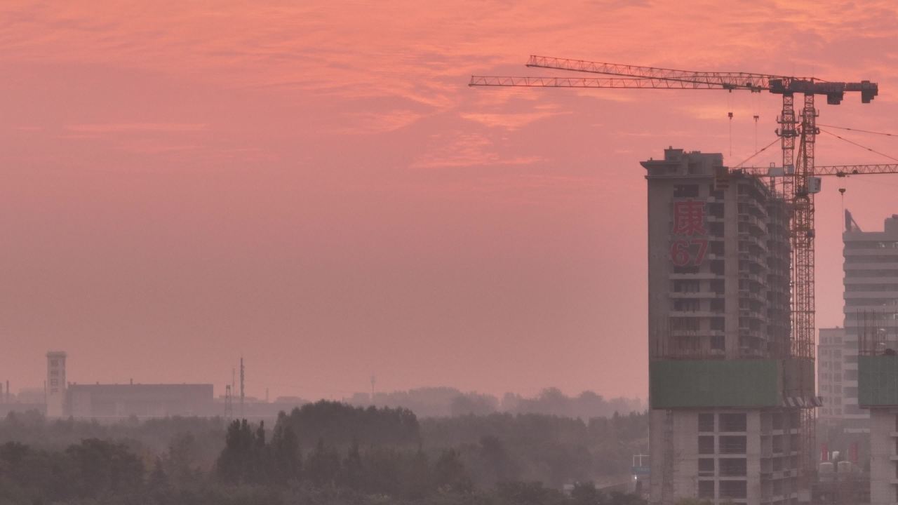日落下的建筑工地