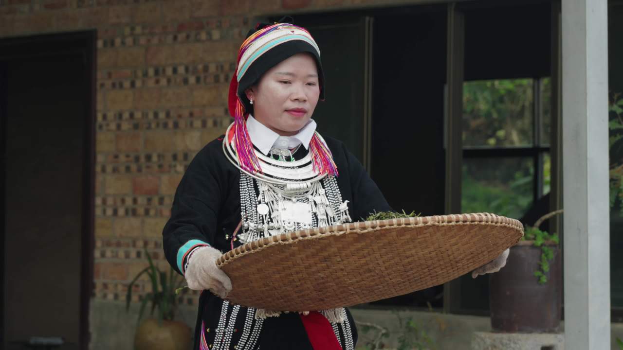 民族女子与编织篮