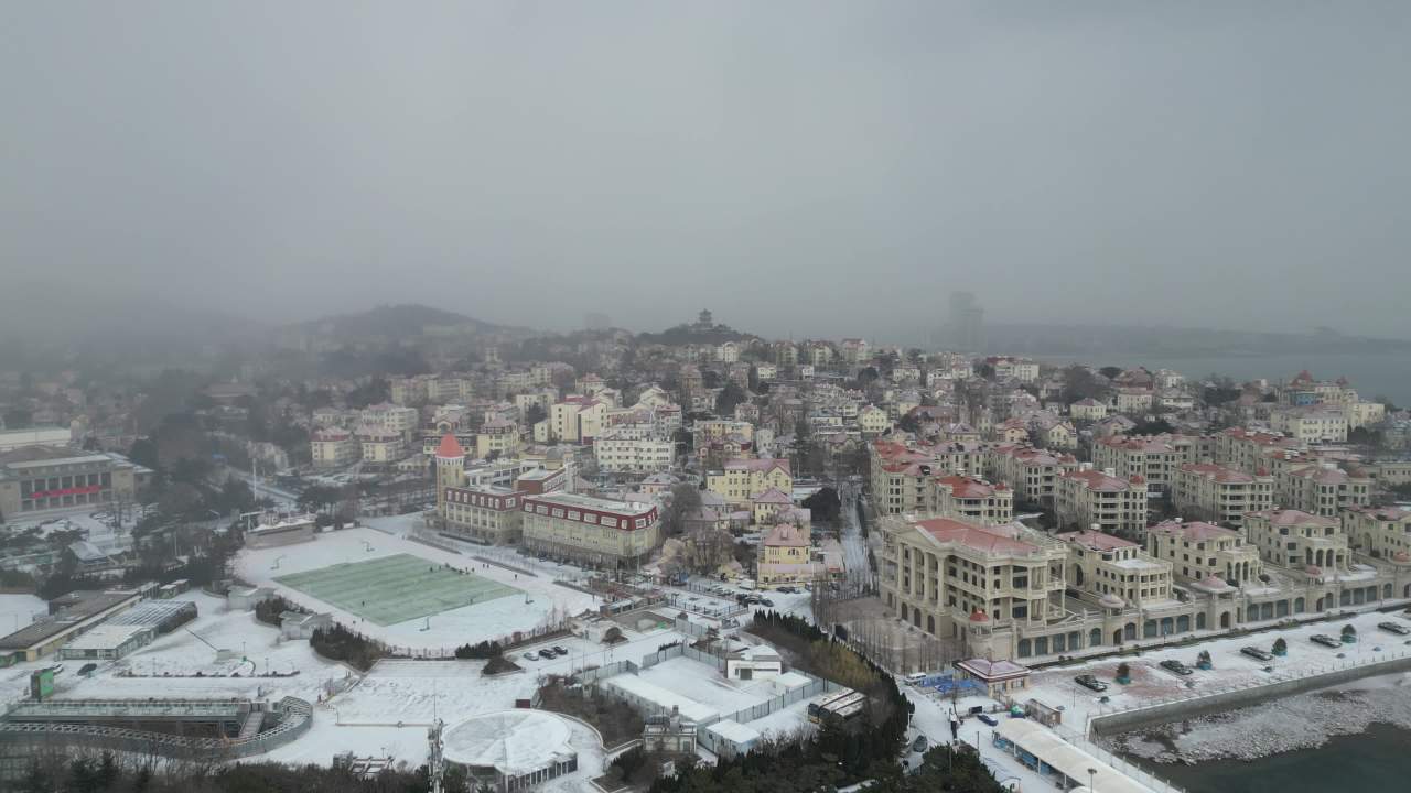青岛市南老城区栈桥海边雪景航拍 9