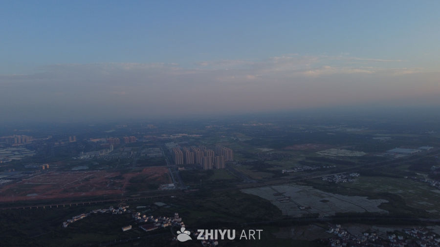 黄昏时的城市与农田全景