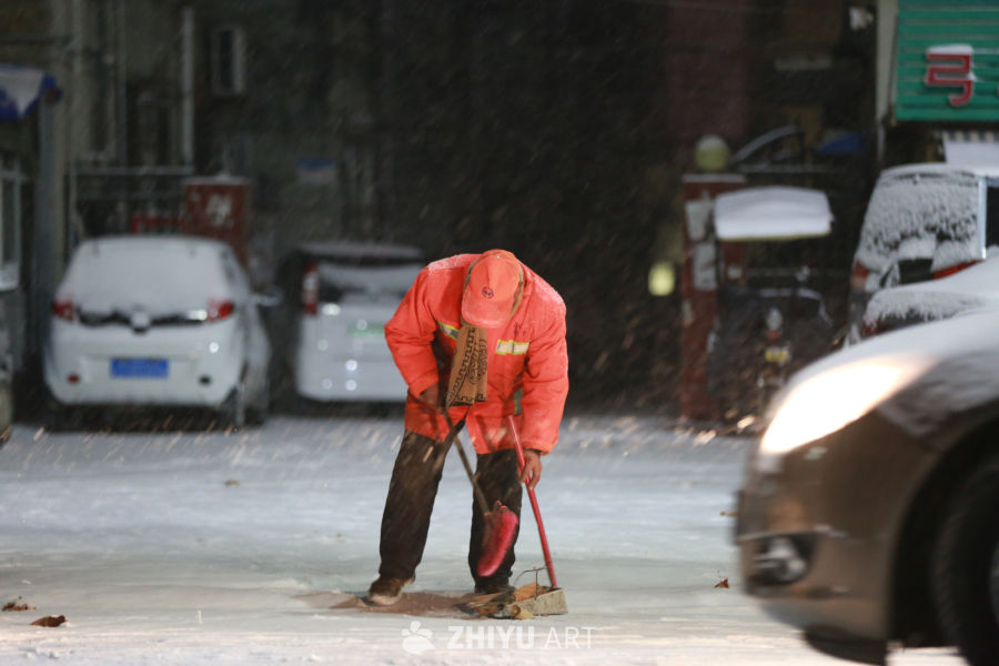 雪中坚守的清洁工