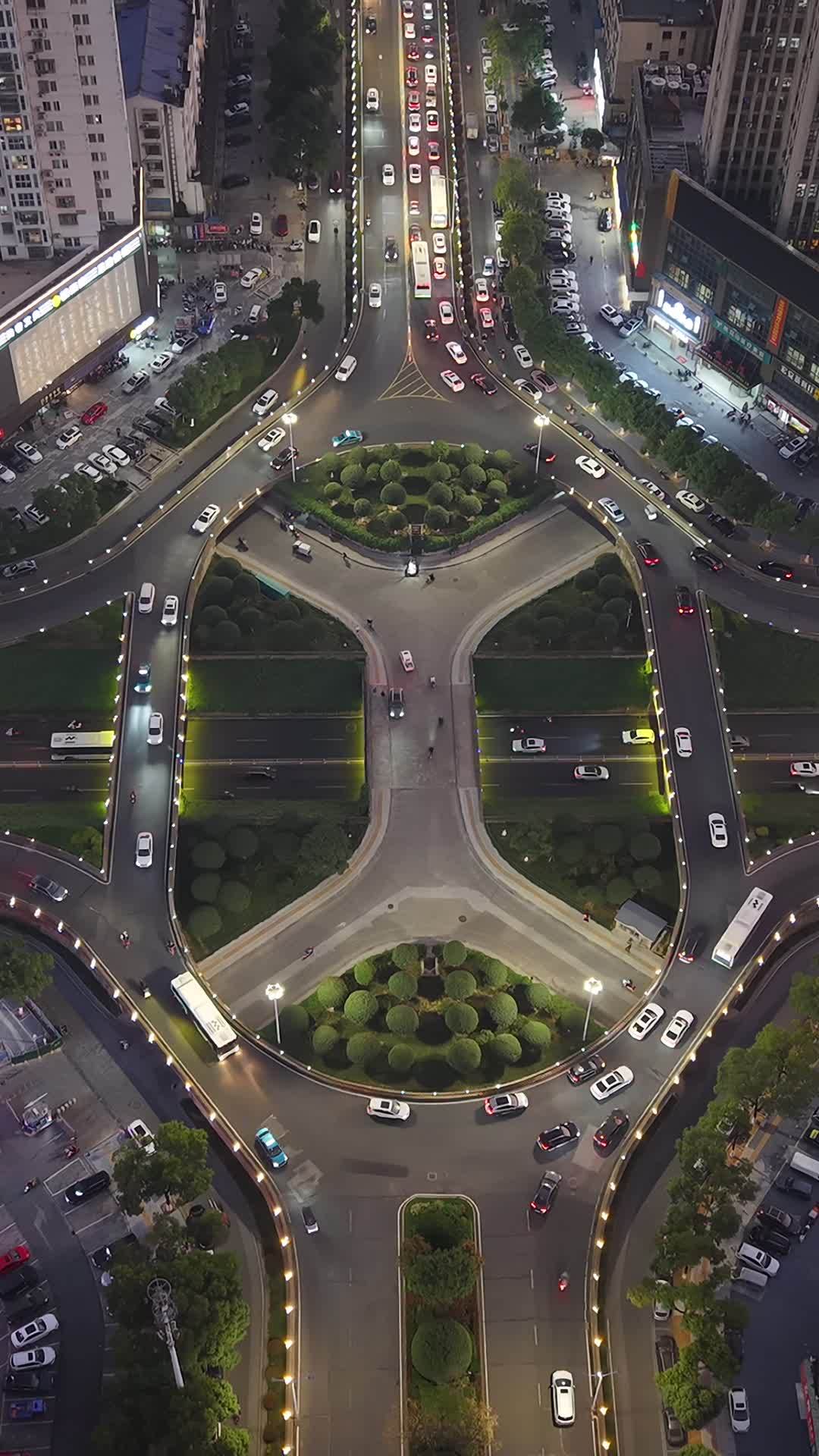 都市夜景：繁忙交叉路口