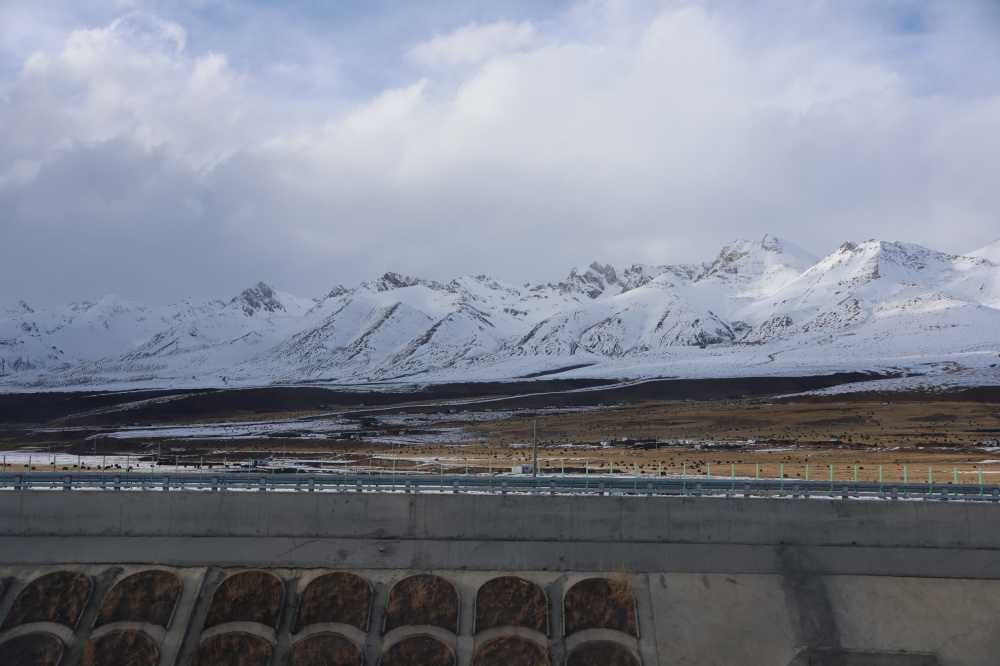 公路外的雪山