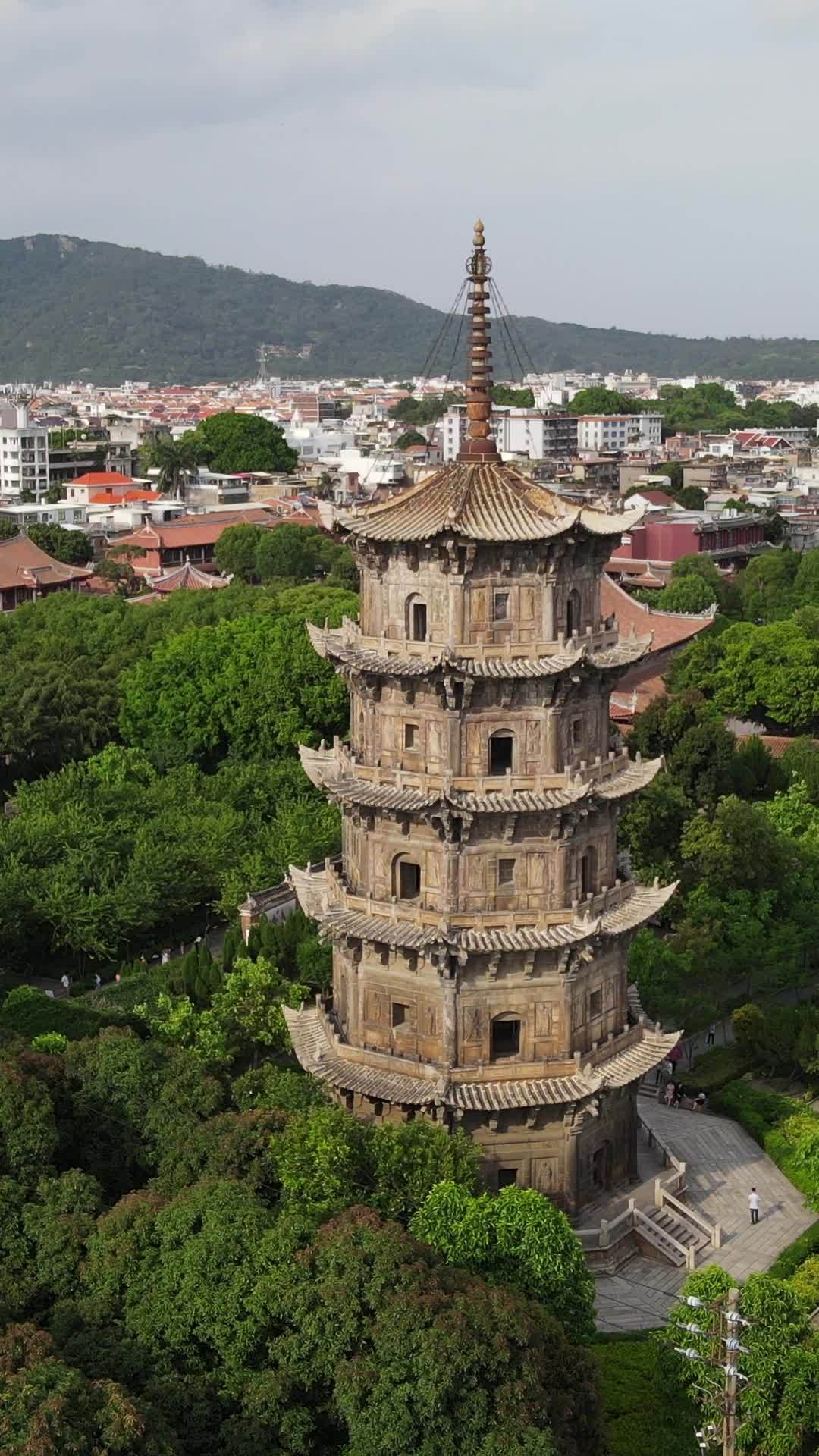 古塔与城市风光