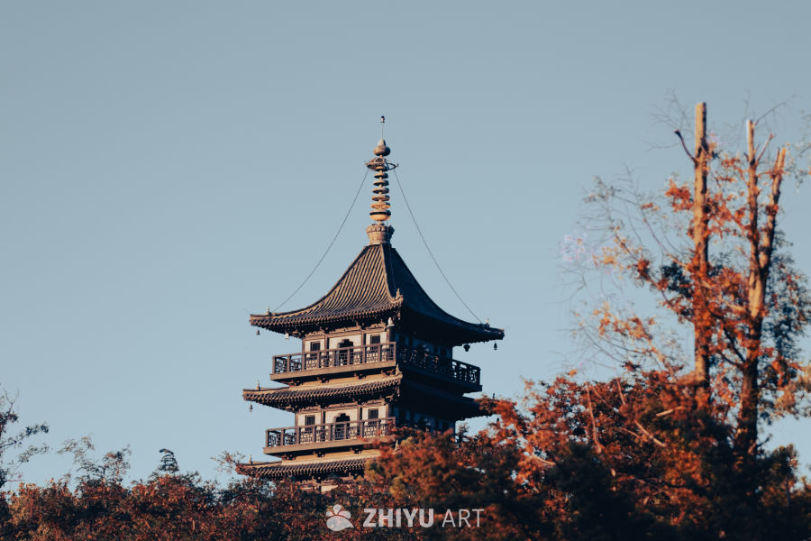 秋日古塔映蓝天