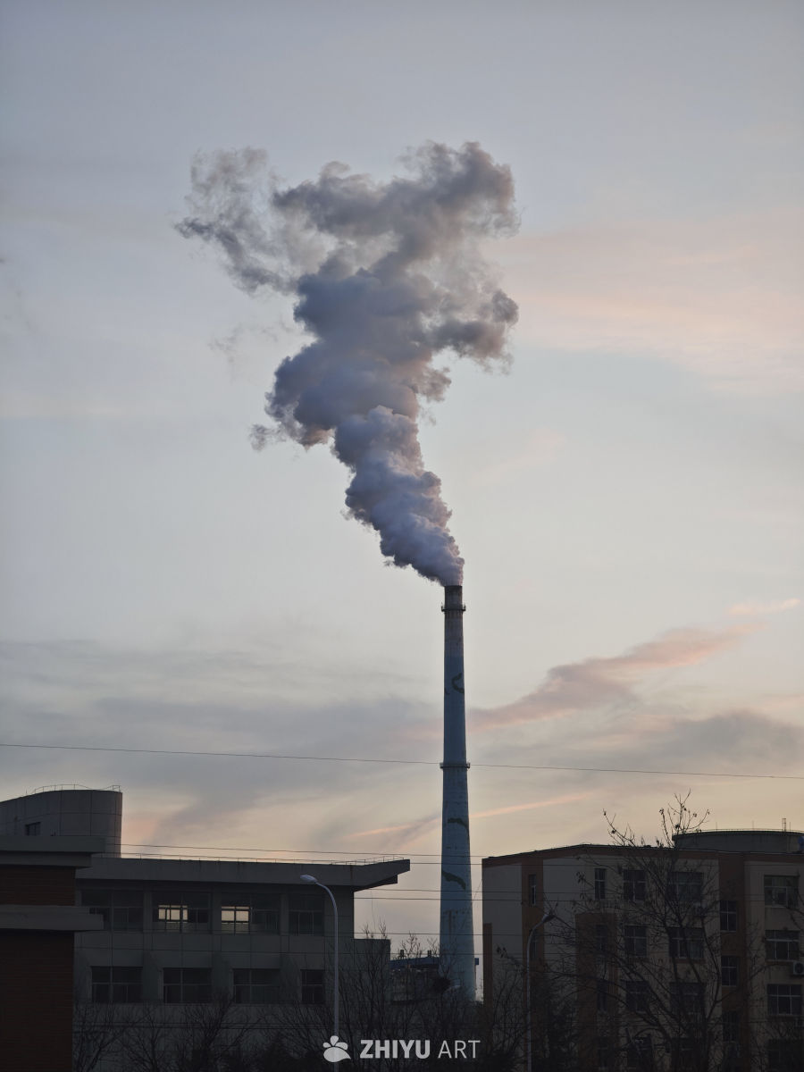 黄昏中的工业烟囱