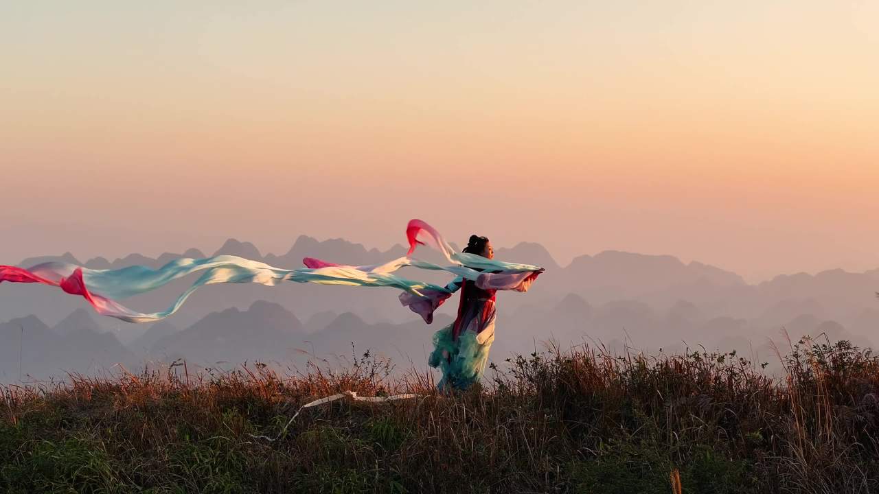 4k航拍山顶夕阳下的汉服 古风女子汉服
