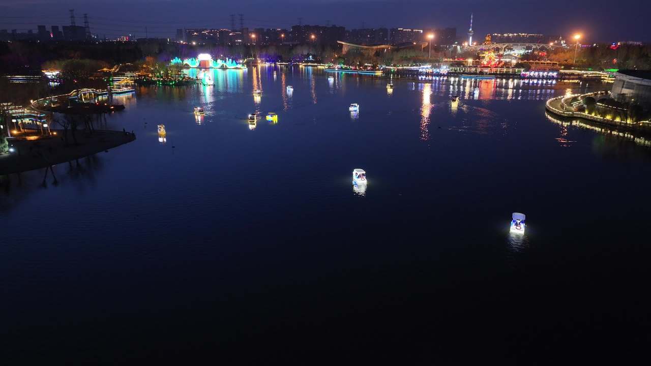 夜晚的水上乐园