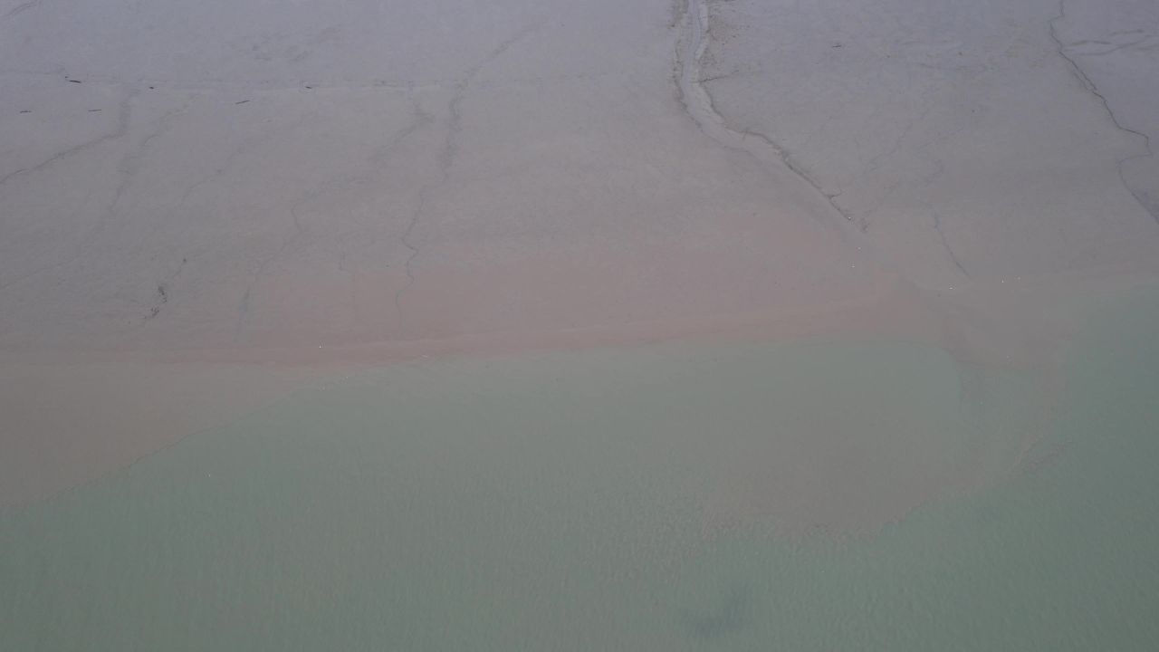 退潮后大海海浪沙滩航拍