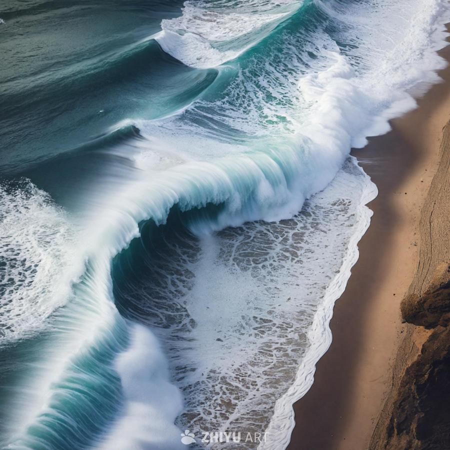海滩上，巨大的海浪拍打着海岸。海水呈现出蓝色和白色