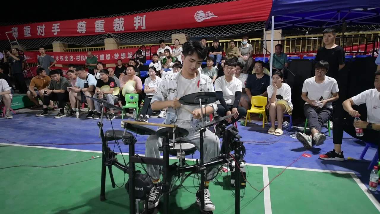 电子鼓手在篮球场上的精彩演出