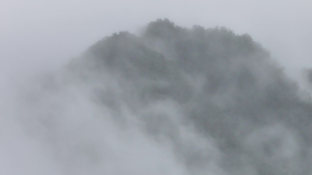 雾中山峰