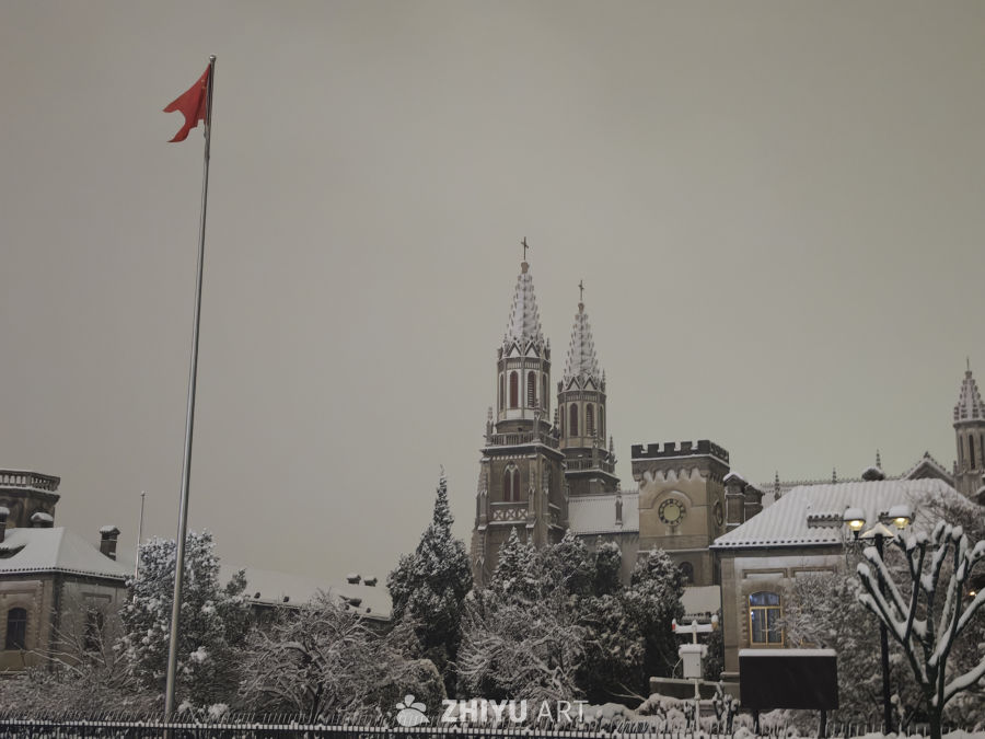雪中教堂双塔景