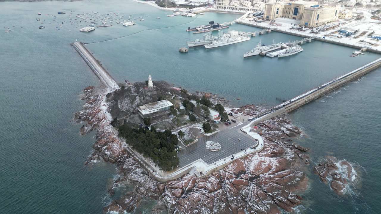青岛市南海边老城区小青岛公园冬天雪景航拍 14