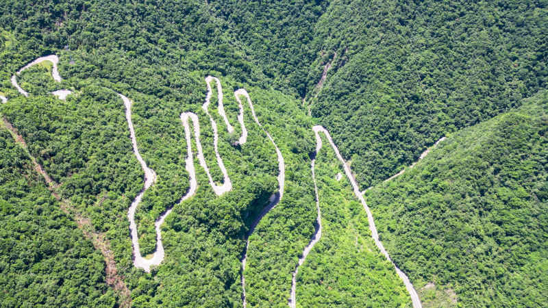 航拍湖北神农架蜿蜒公路十回首  