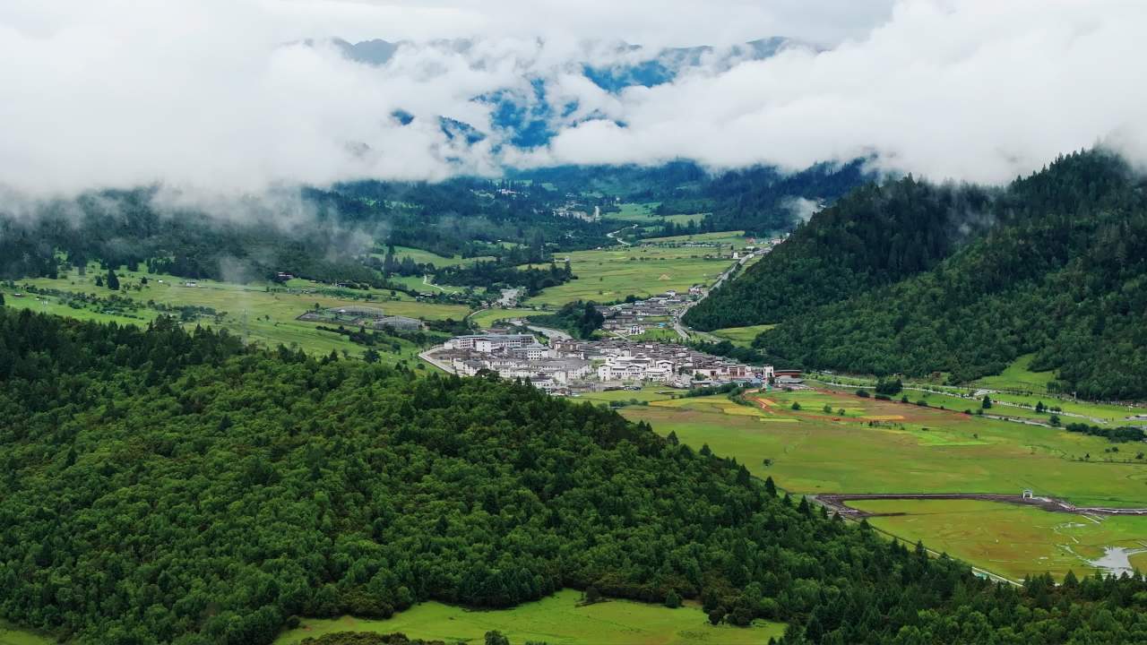 西藏林芝鲁朗小镇云海村庄田园风光唯美航拍