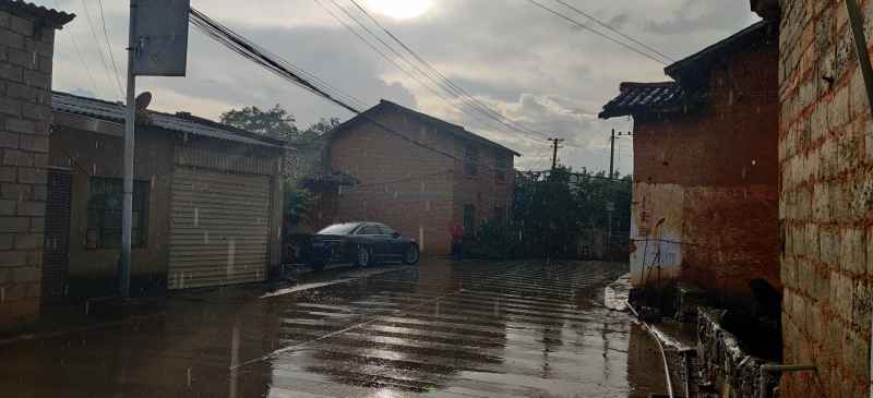 雨中的车