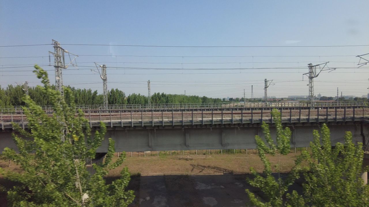 旅途风光蓝天白云高铁窗外实拍  