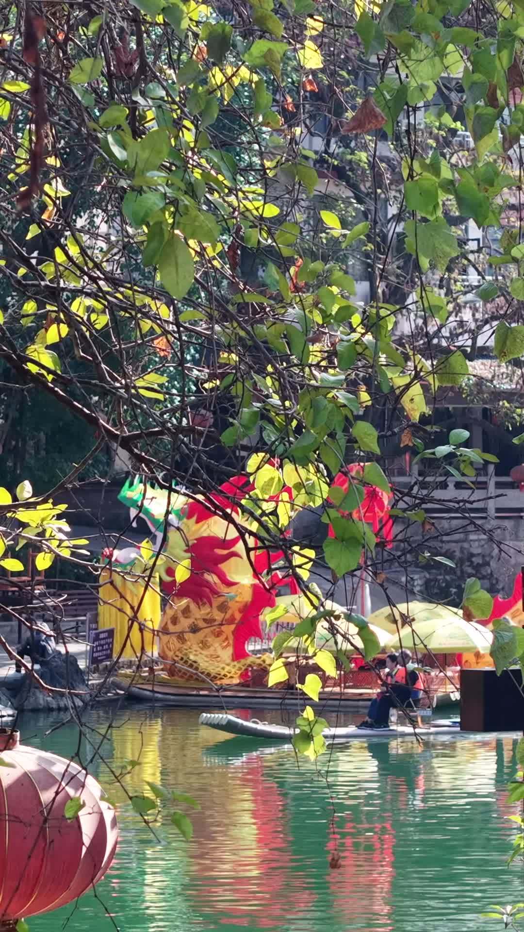 竖版航拍广西桂阳朔遇龙河竹筏 (1)