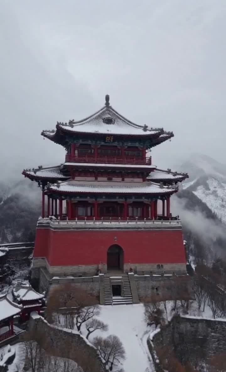 雪山之巅：红色古典建筑矗立于云雾之间