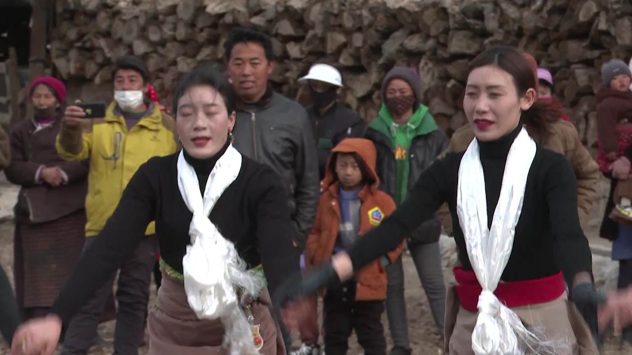 藏族传统服饰舞蹈表演