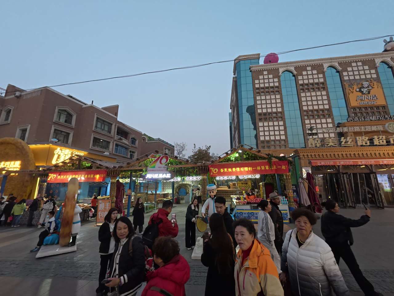 傍晚街头市场热闹景象