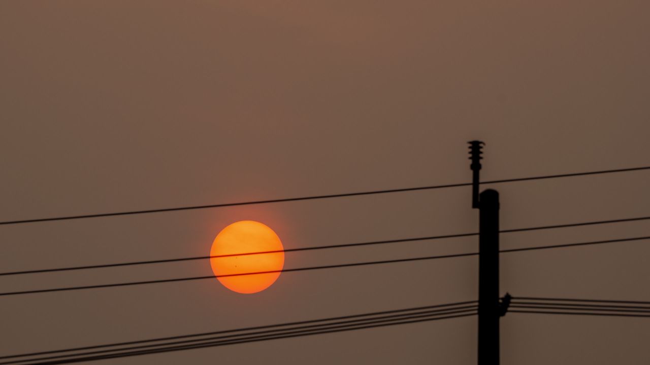 太阳日出日落夕阳逆光刺眼星芒
