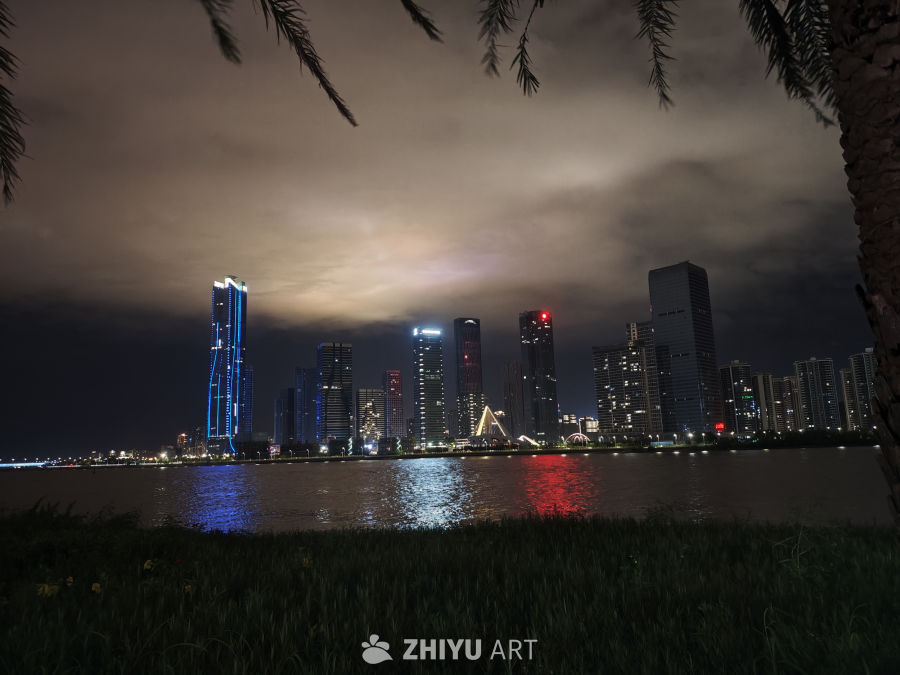 夜幕下的城市河畔风光