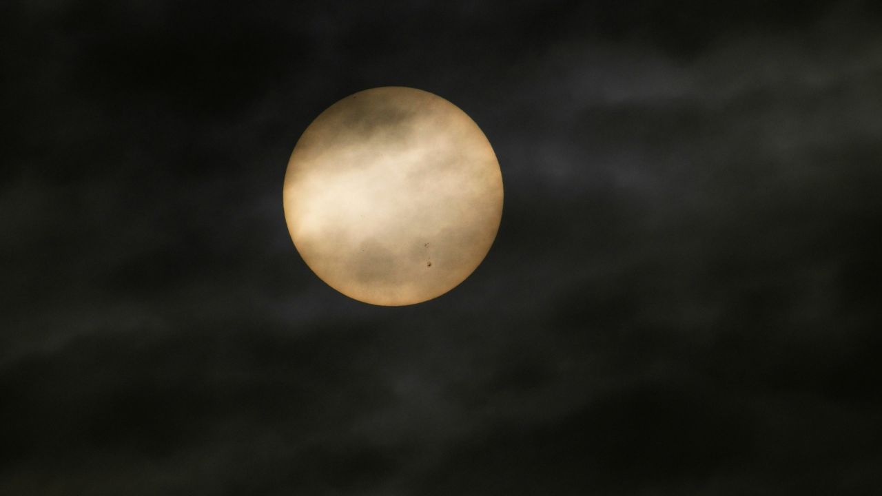 太阳日出日落夕阳逆光刺眼星芒