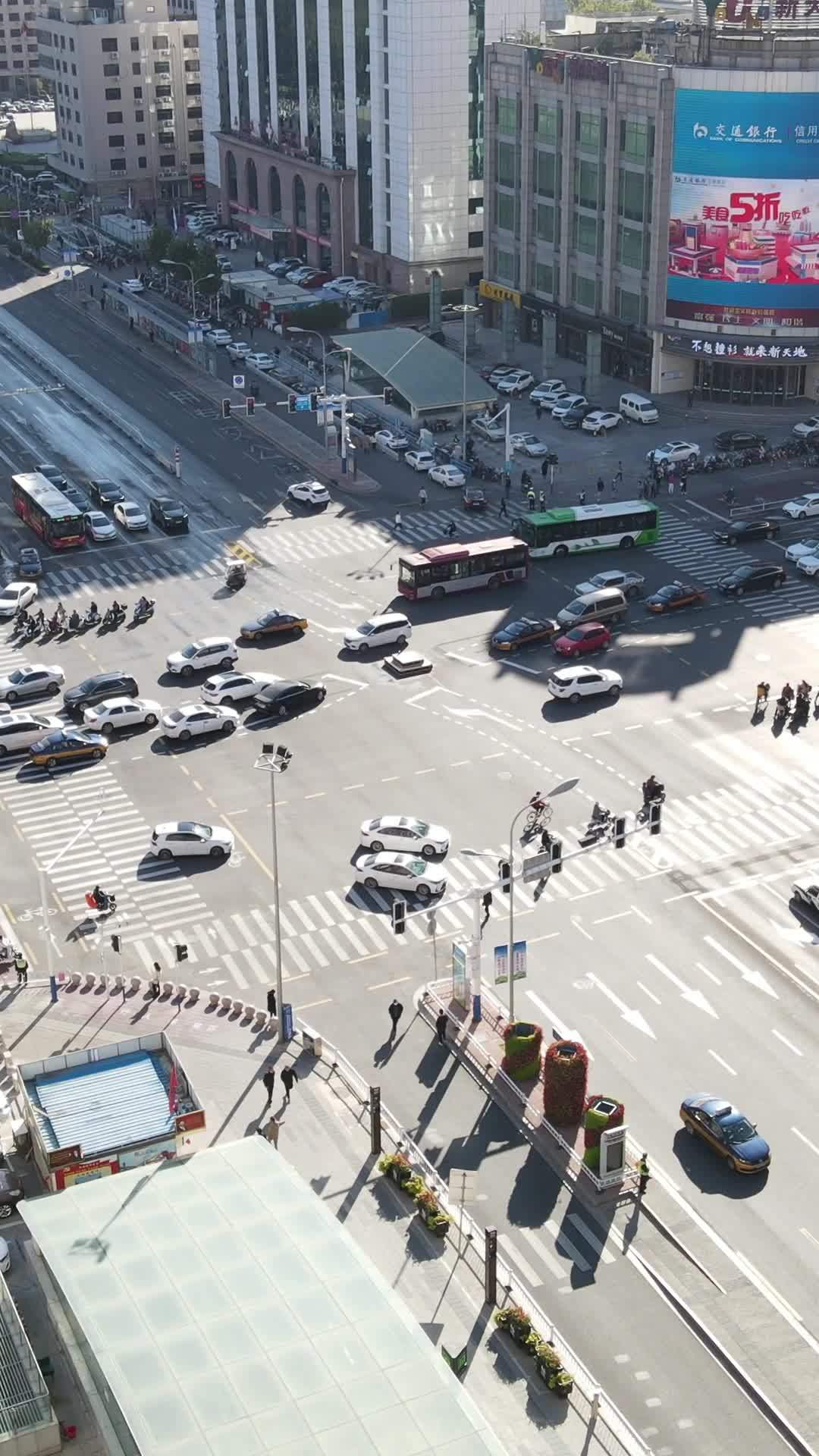 繁忙都市十字路口