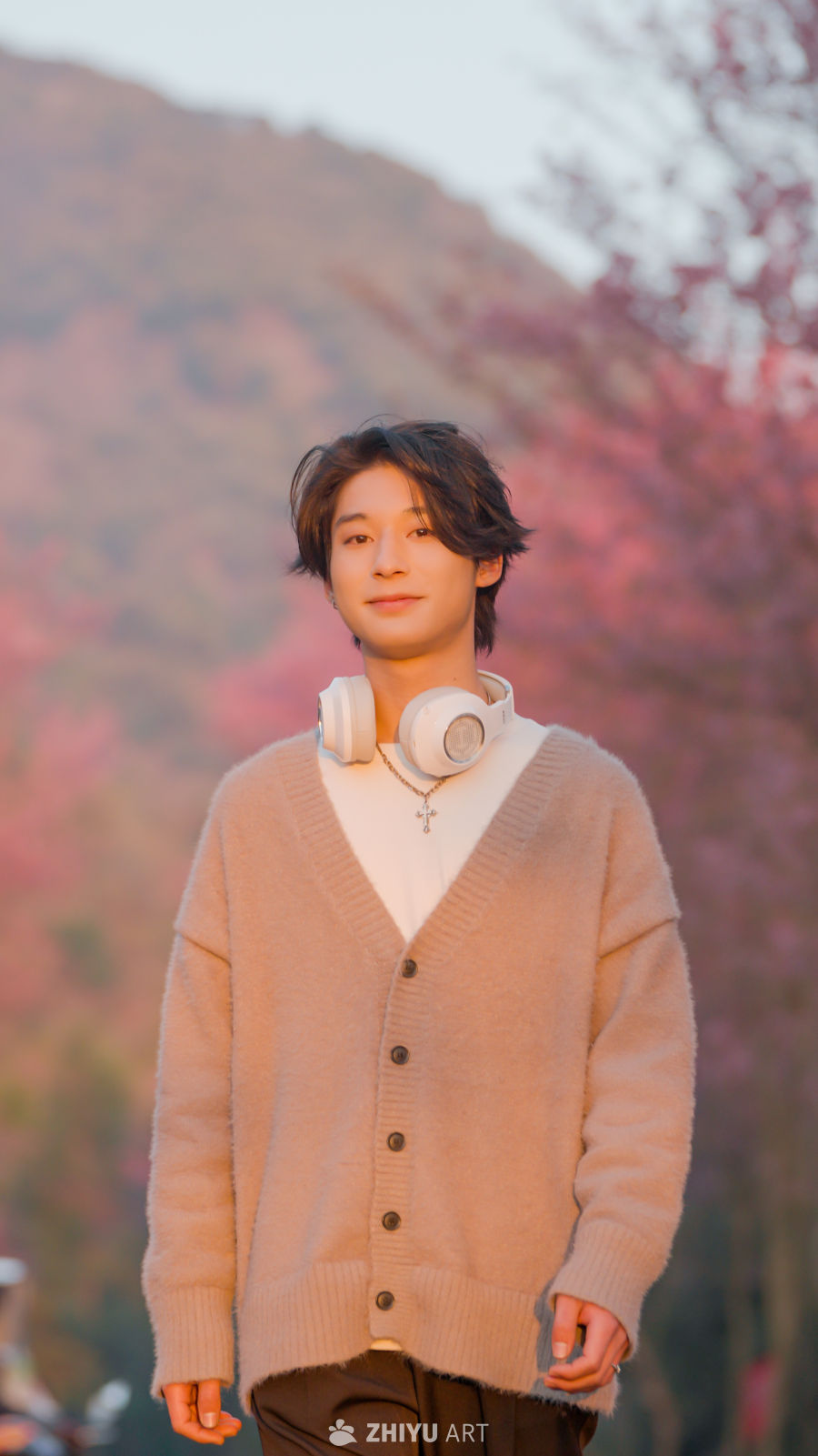 山间日落的耳机少年