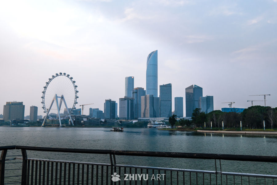 都市河畔的摩天轮与高楼