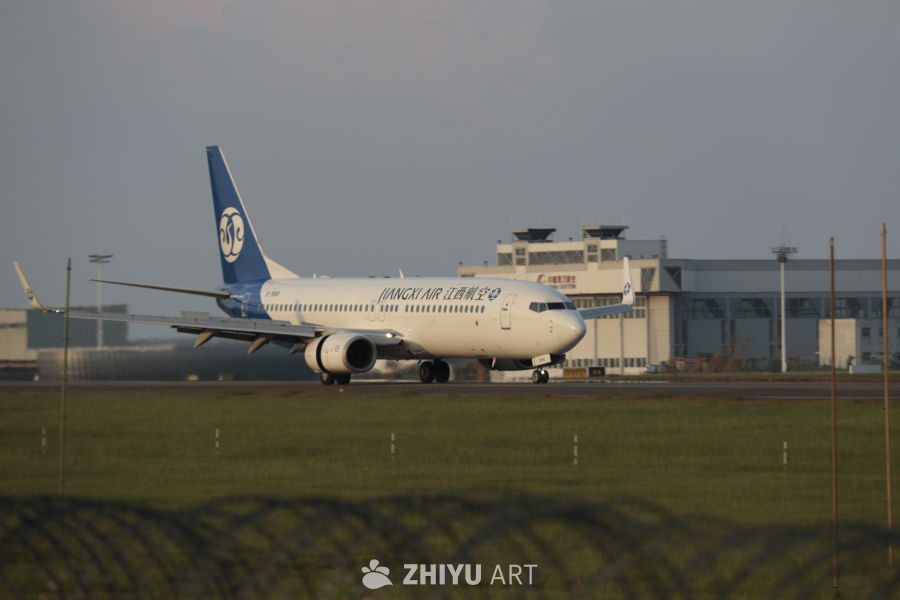 江西航空飞机黄昏时分起飞
