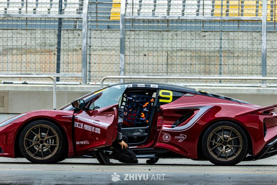 赛道上的红色跑车特写