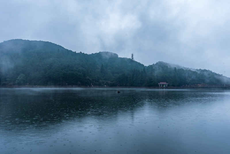 雨中的湖