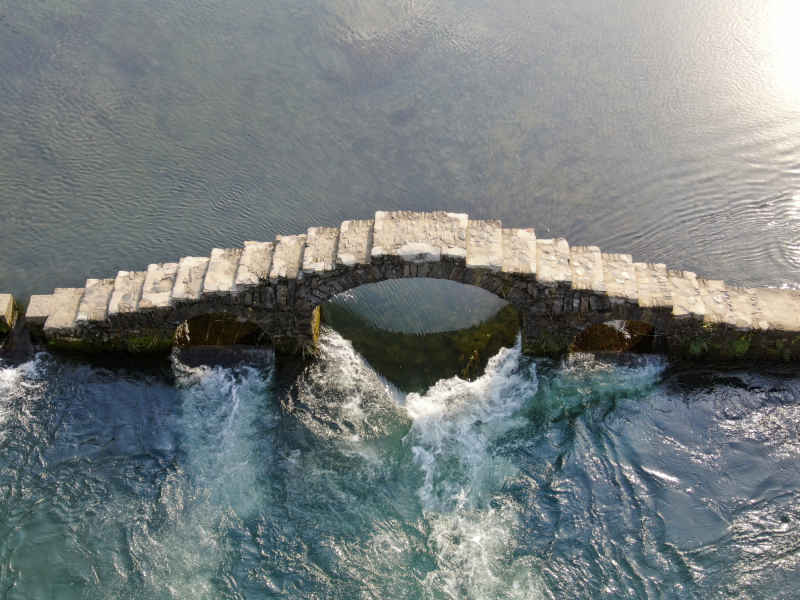 湖南湘西凤凰网红打开地石拱桥航拍摄