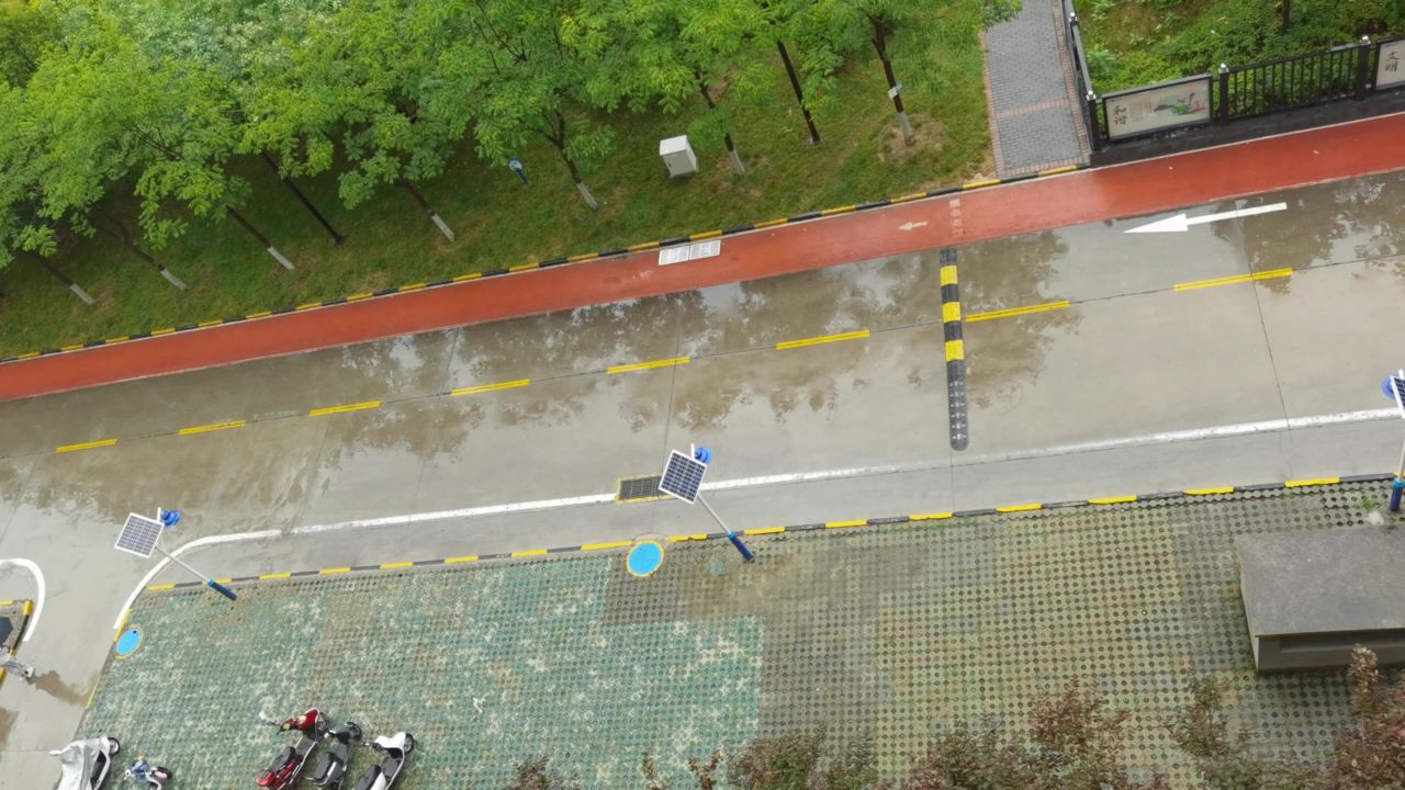 4K雨中的居民小区街道