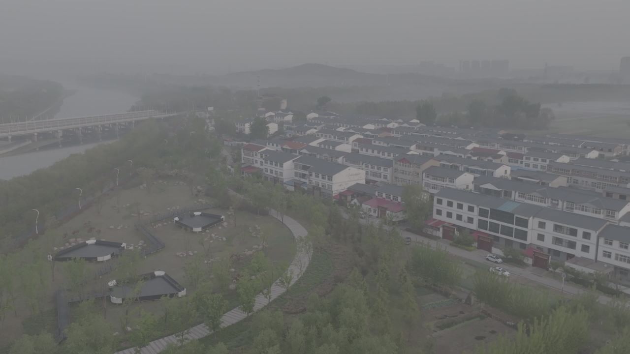 雾中小镇航拍
