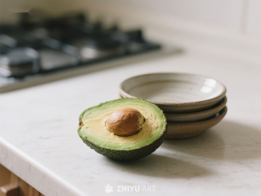 厨房台面上的切开的牛油果 82
