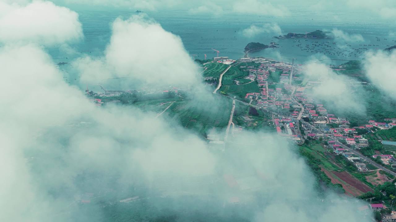 海雾弥漫中海岛渔村的航拍美景
