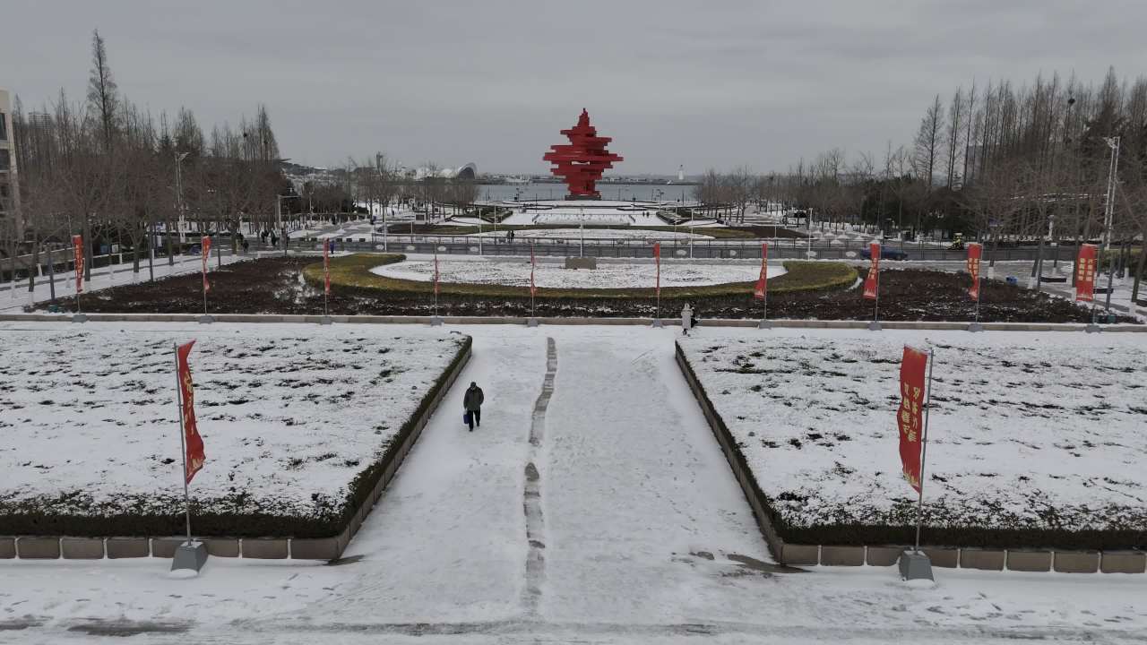 青岛五四广场情人坝海边城市雪景航拍 13