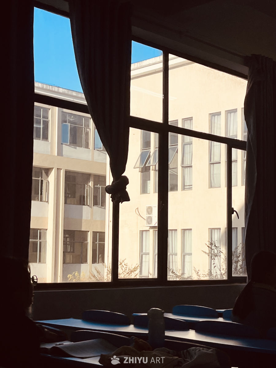 阳光洒进教室的午后时光