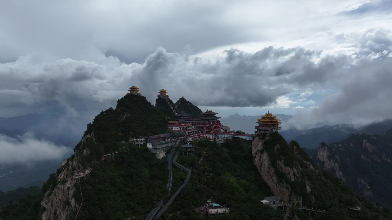老君山4K航拍云雾山之中 19