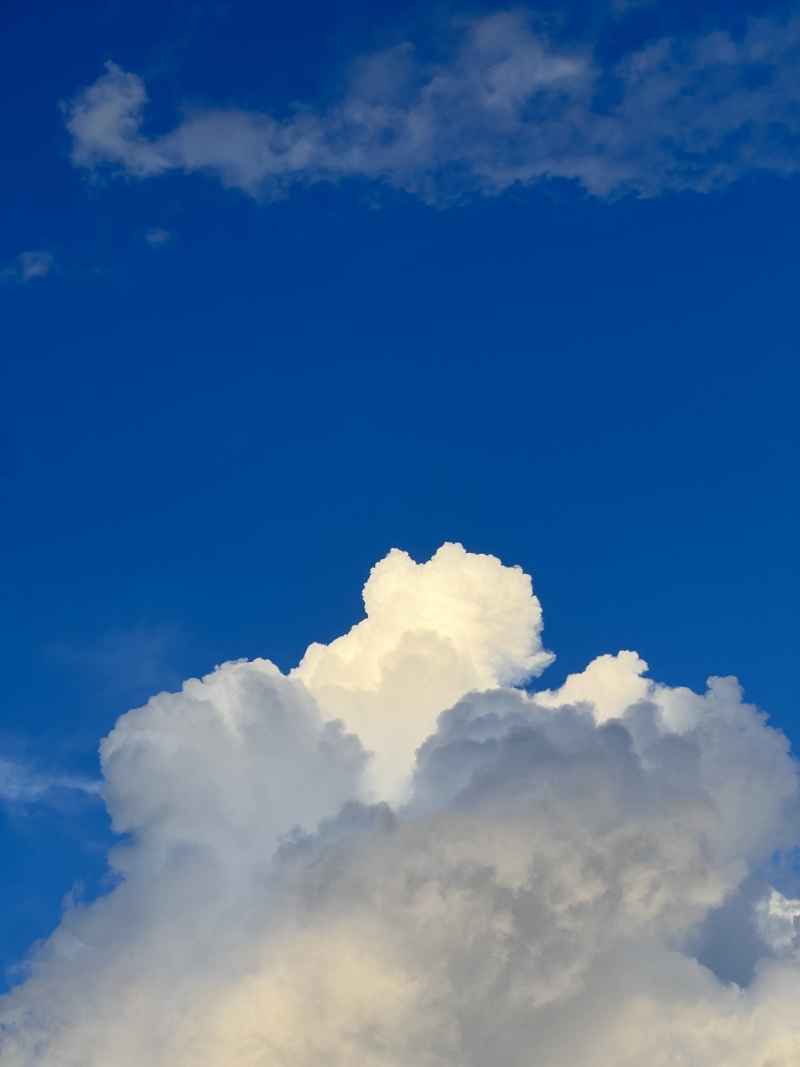 蓝色白云天空