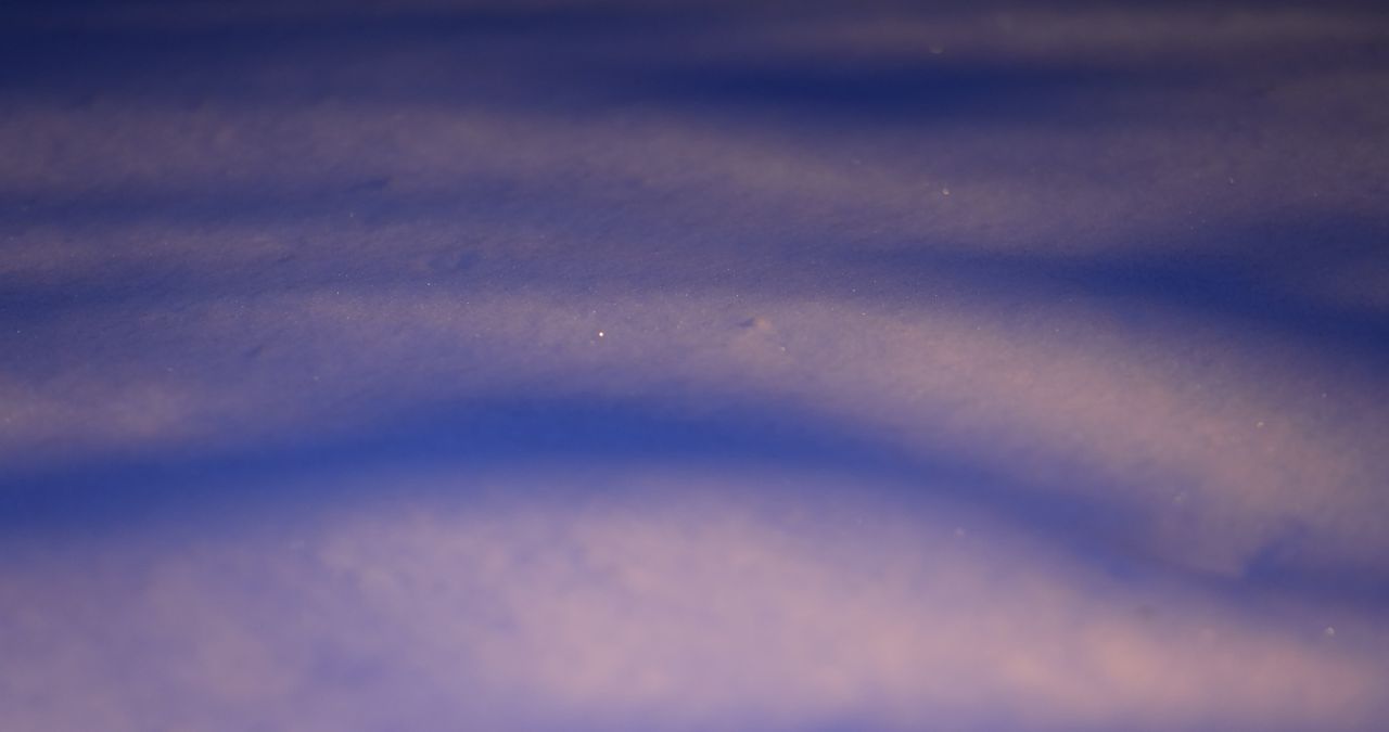 清晨雪地照射的阳光