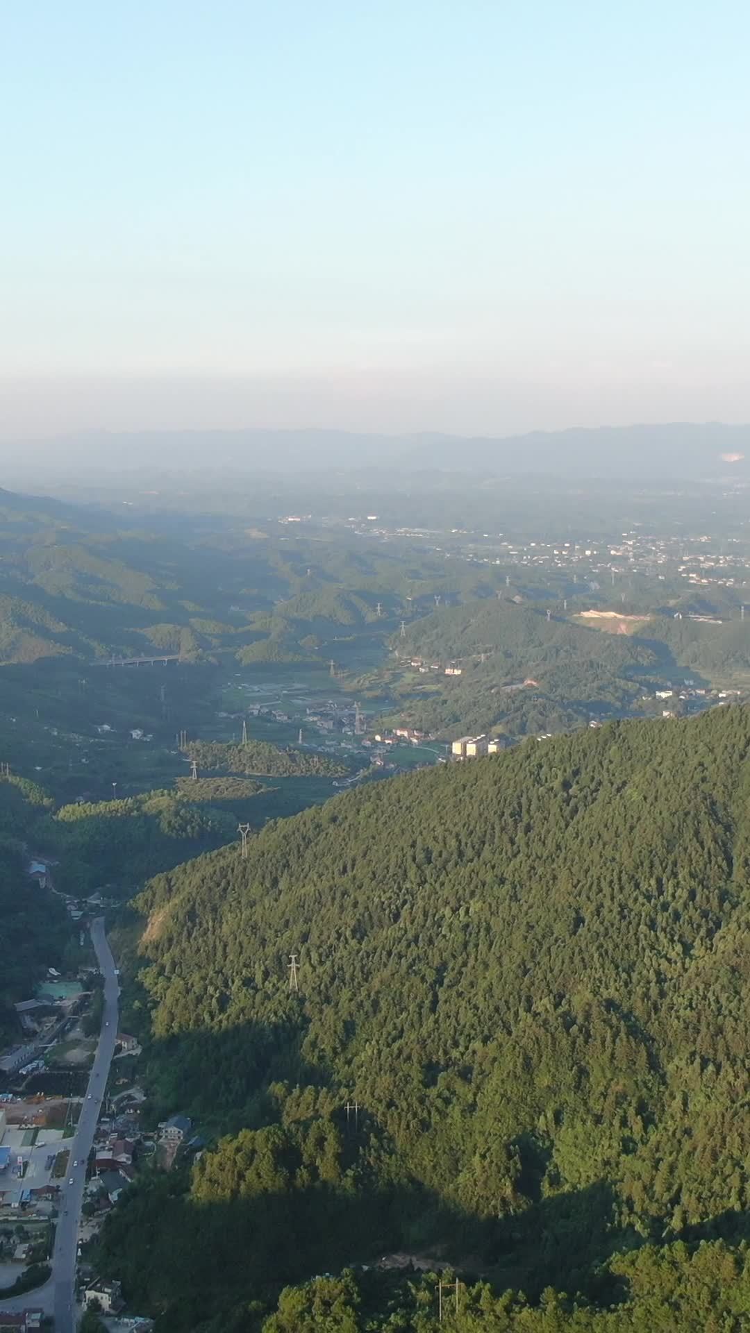晨曦中的山间村落