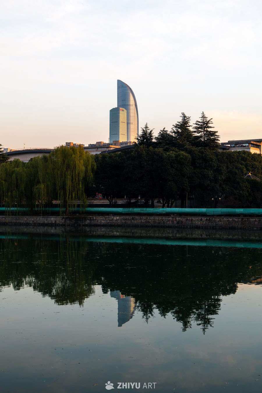 湖畔高楼黄昏景