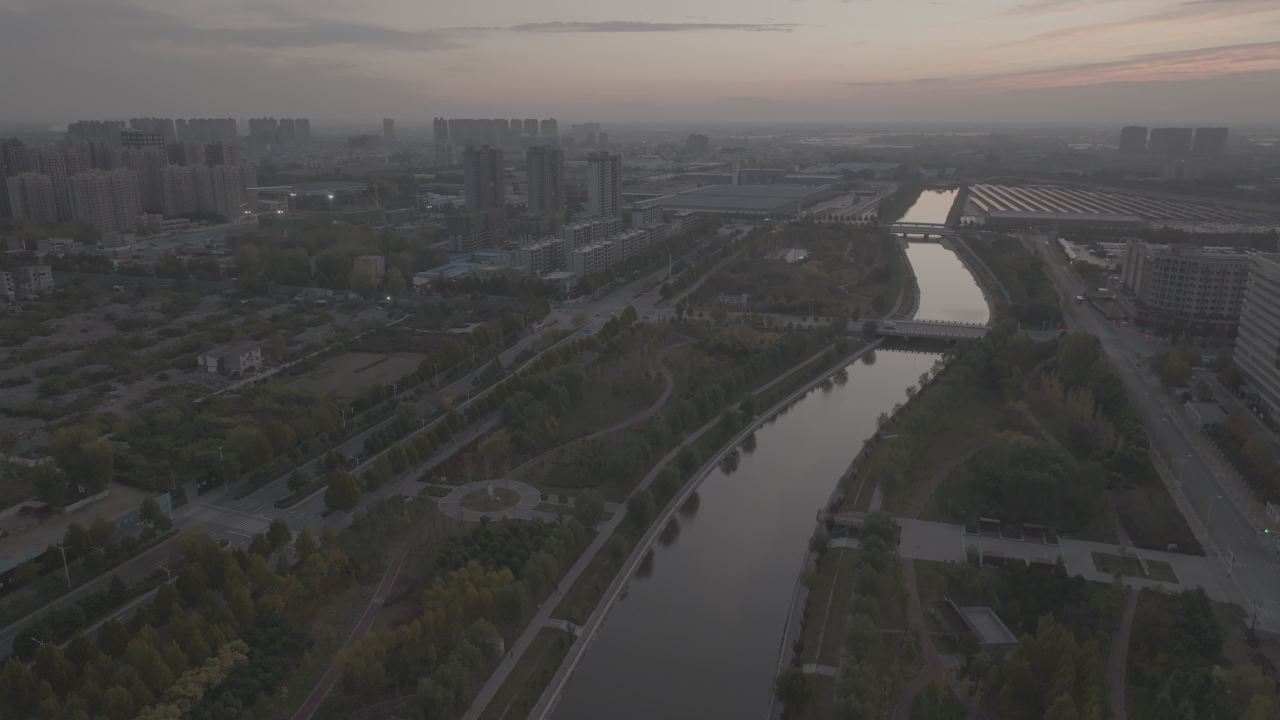 城市河畔的日落时光