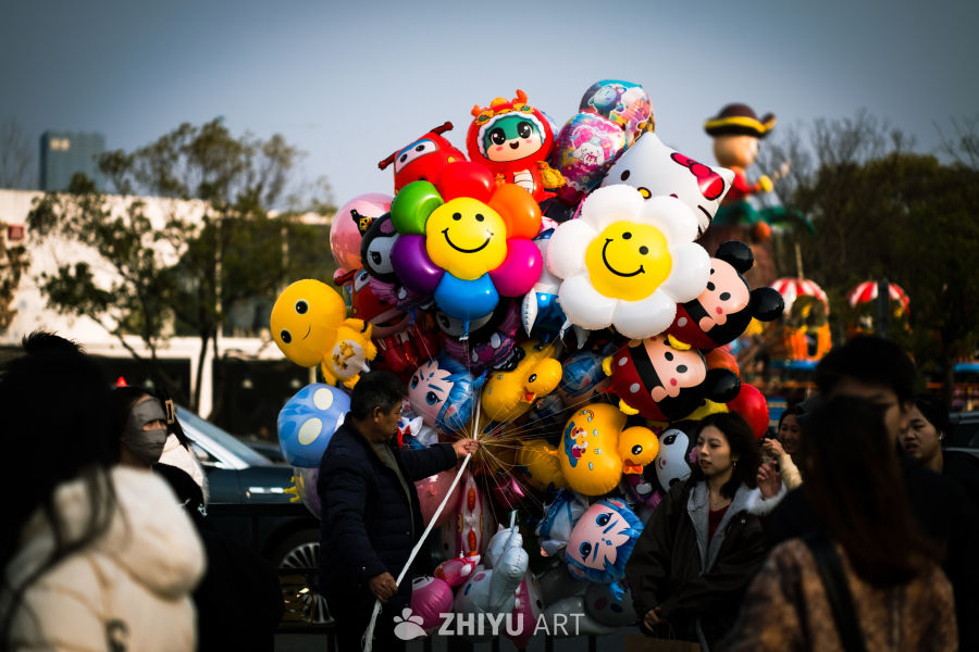 街头气球摊的欢乐时光